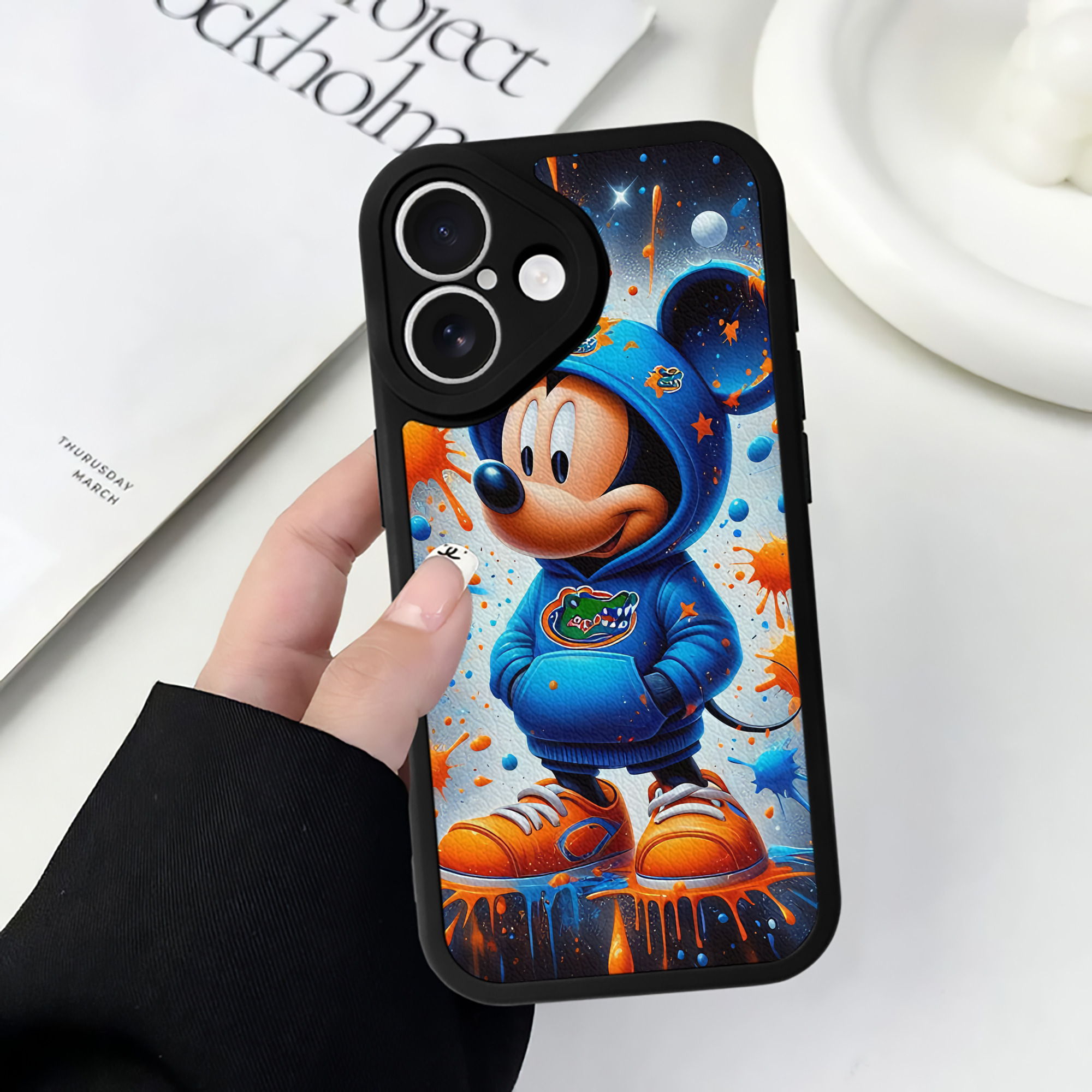 （画像用） ミッキーマウス Mickey Mouse 【iPhone 16シリーズ対応】シリコンスマホケース（レザー調） 材質：シリコン